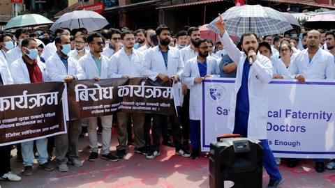 आवासीय चिकित्सकले ओपिडी सेवा बहिष्कार गर्दा बिरामी मर्कामा